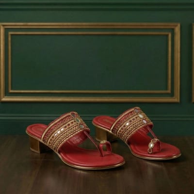 Women Maroon Ethnic Kolhapuris