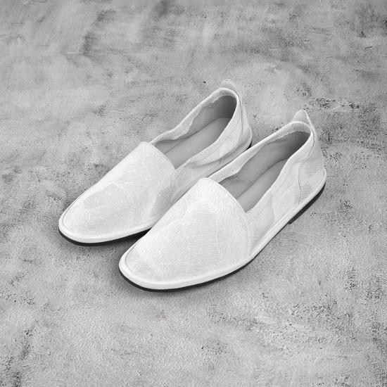 Men White Ethnic Jutis